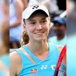 Елена Рыбакина с ракеткой на турнире в Вашингтоне — архивное фото 2025 года