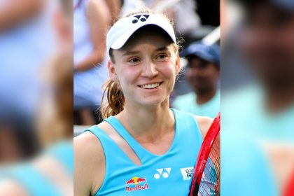Елена Рыбакина с ракеткой на турнире в Вашингтоне — архивное фото 2025 года