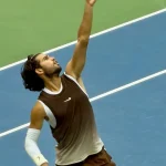 Архивное фото Карлоса Алькараса на подаче во время US Open 2026