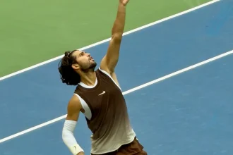 Архивное фото Карлоса Алькараса на подаче во время US Open 2026