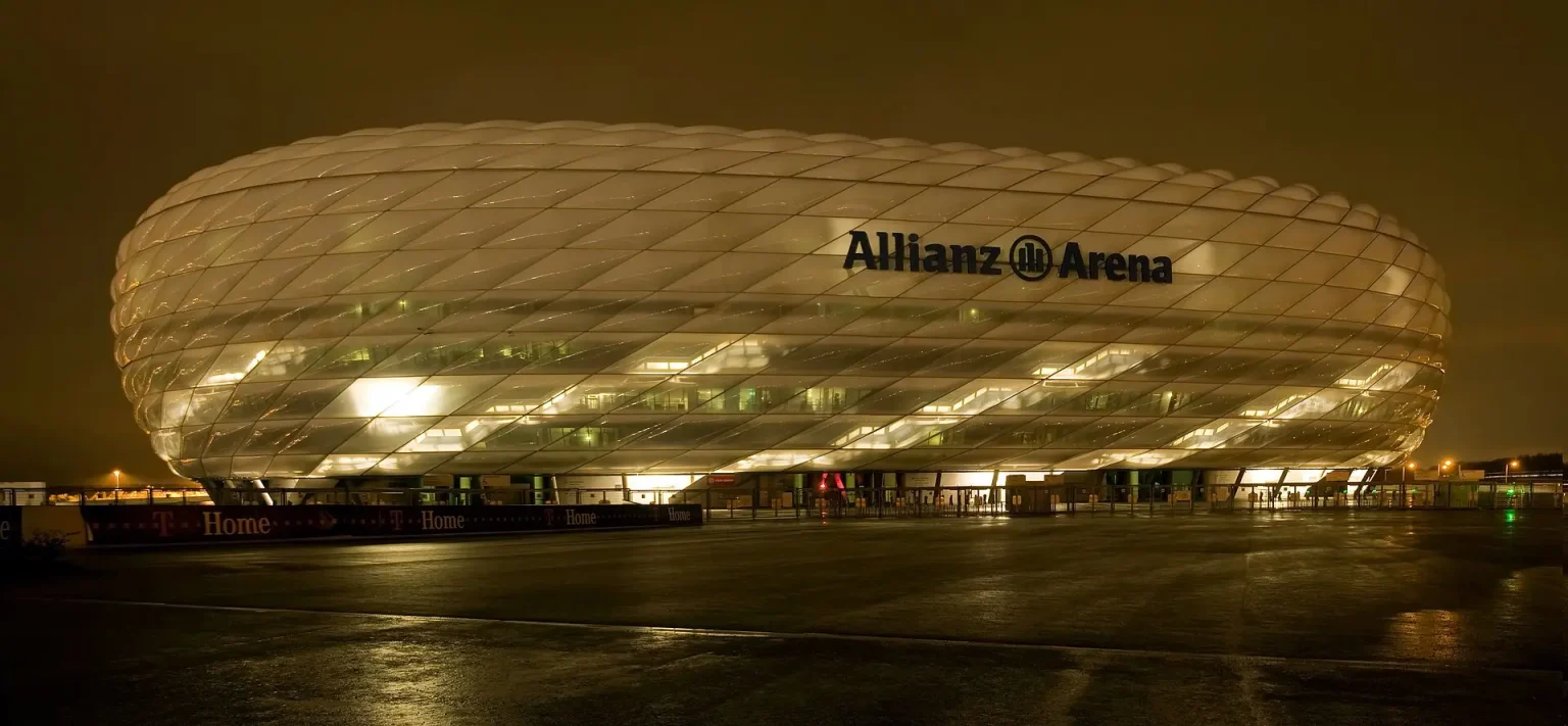 Архивный ночной вид Allianz Arena — иллюстрация к рекорду результативности Лиги чемпионов
