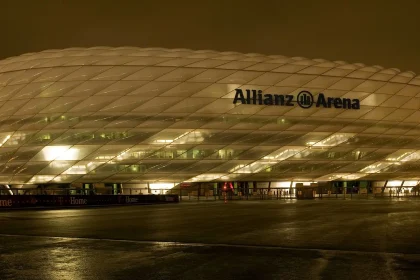 Архивный ночной вид Allianz Arena — иллюстрация к рекорду результативности Лиги чемпионов