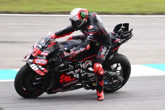 Марко Беззекки на мотоцикле Aprilia во время Гран-при Малайзии 2025 года — архивное фото