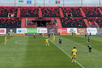 Архивный вид стадиона Авангард в Ровно во время футбольного матча