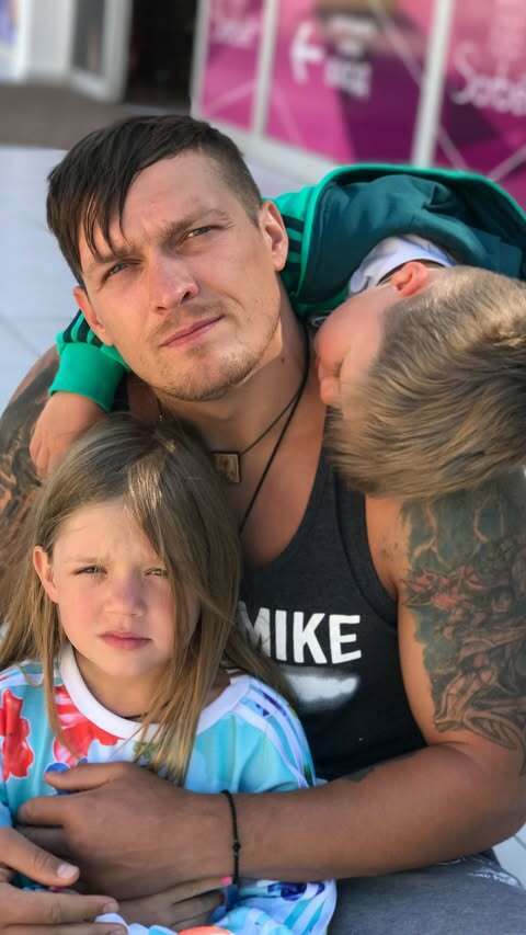 «З твоїм днем». Дружина Усика привітала боксера з 38-річчям «З твоїм днем». Дружина Усика привітала боксера з 38-річчям